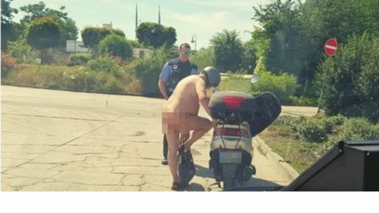 Alla guida dello scooter completamente nudo: “Fa troppo caldo”