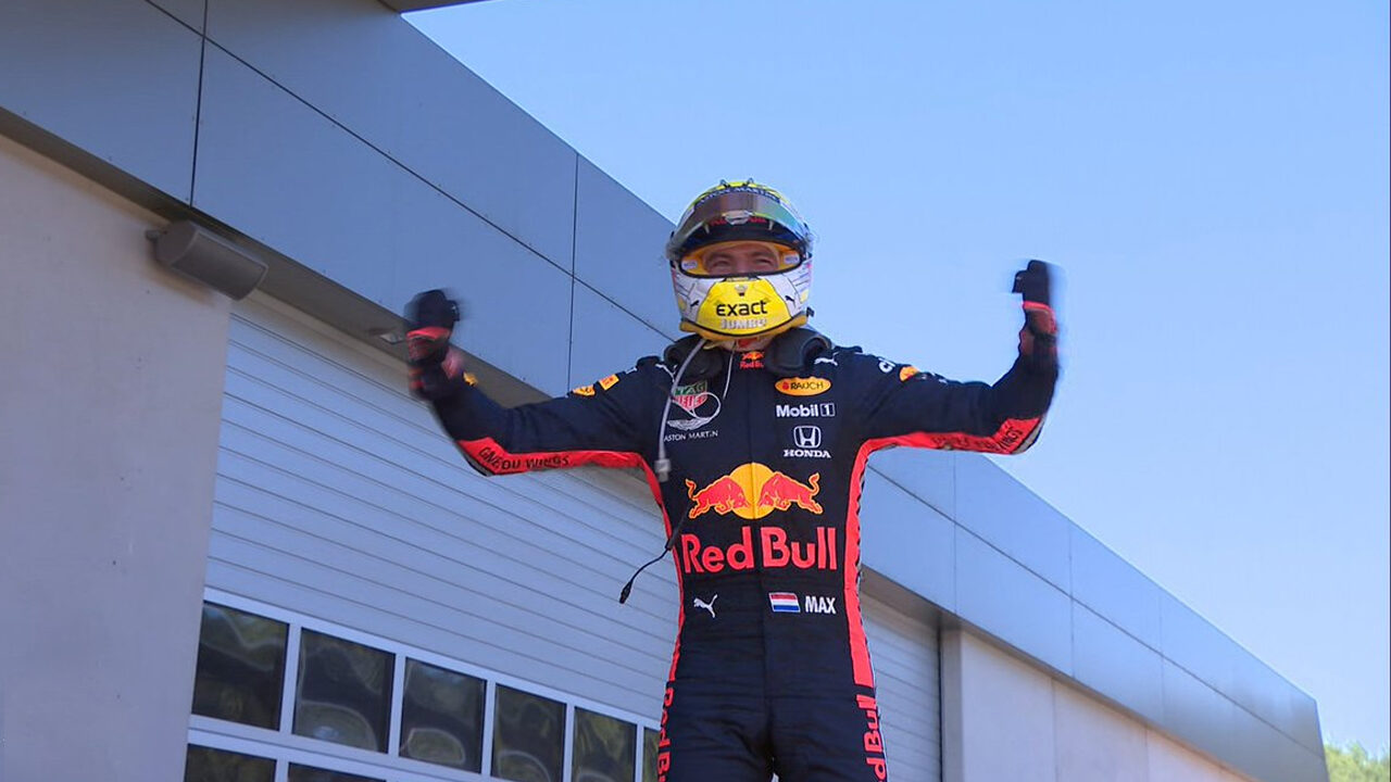 F1, GP Austria: Verstappen “spinge fuori” Leclerc negli ultimi giri e si prende la vittoria