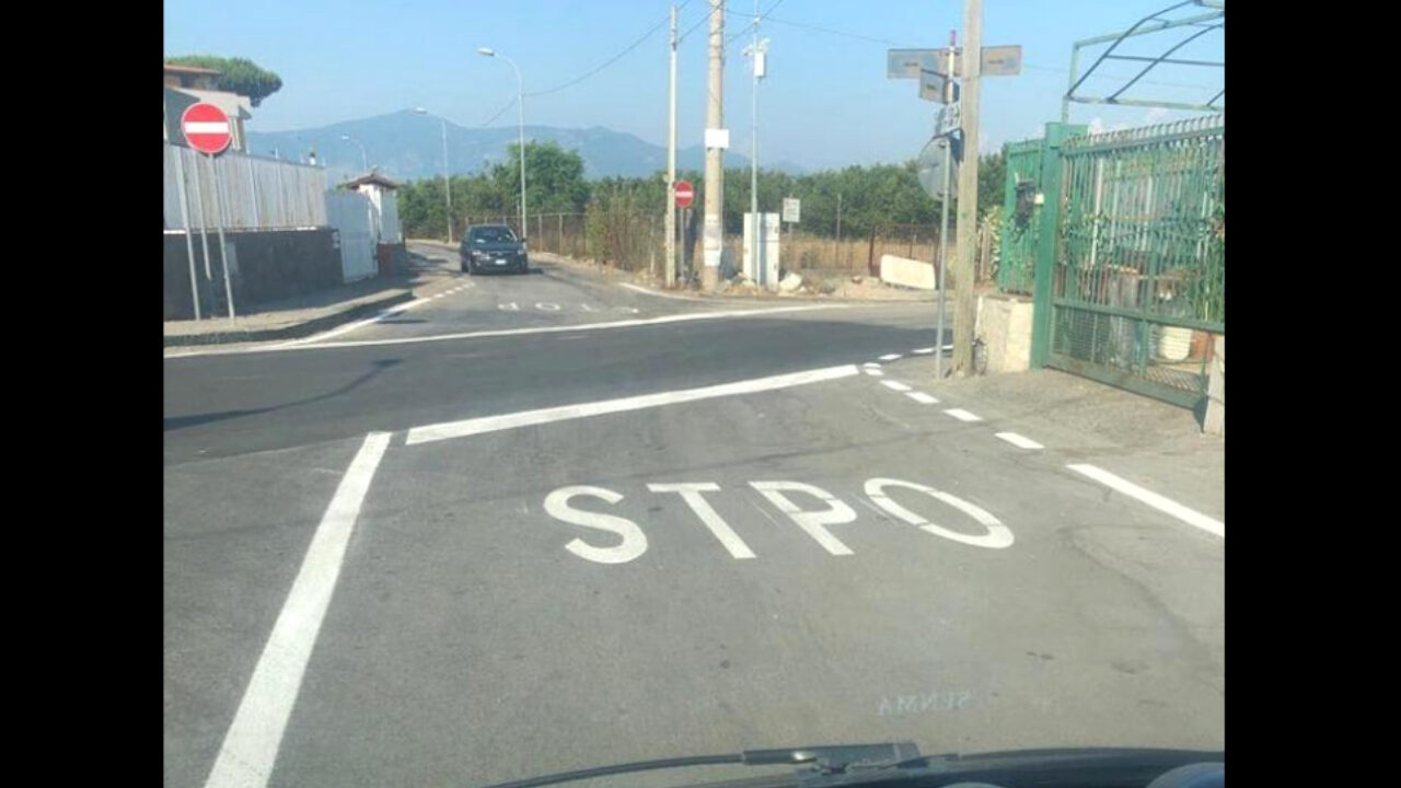 “Stpo” invece di “Stop” sull’asfalto: l’errore di Boscoreale virale
