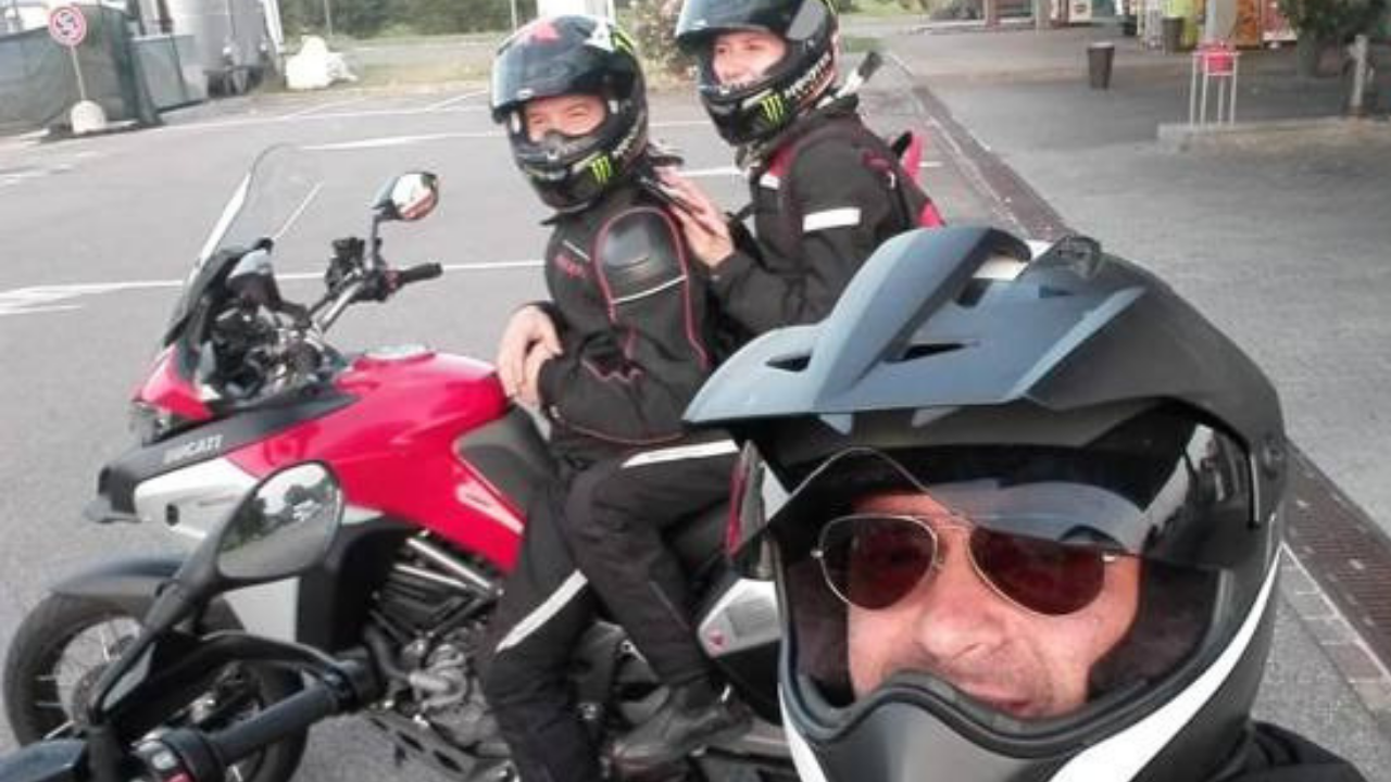 Ex campione di karate gira l’Italia in moto con la macchina per la dialisi nel baule