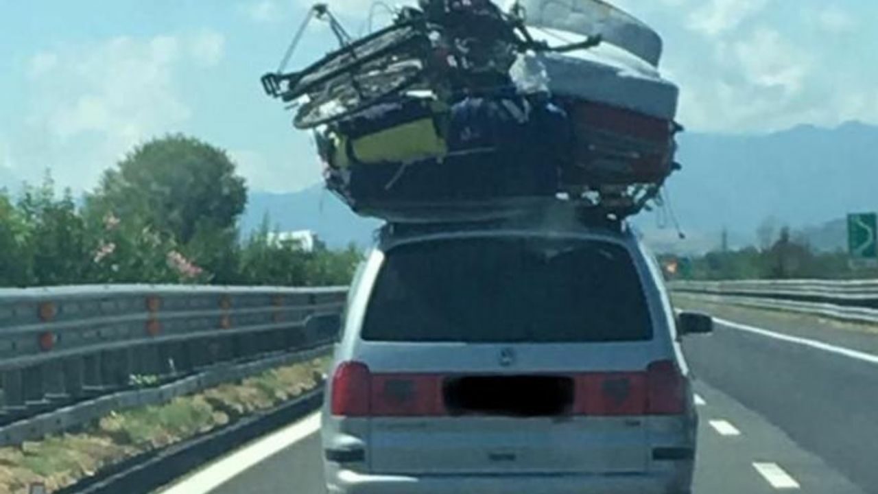 Viaggia in autostrada con un carico troppo ingombrante: multato