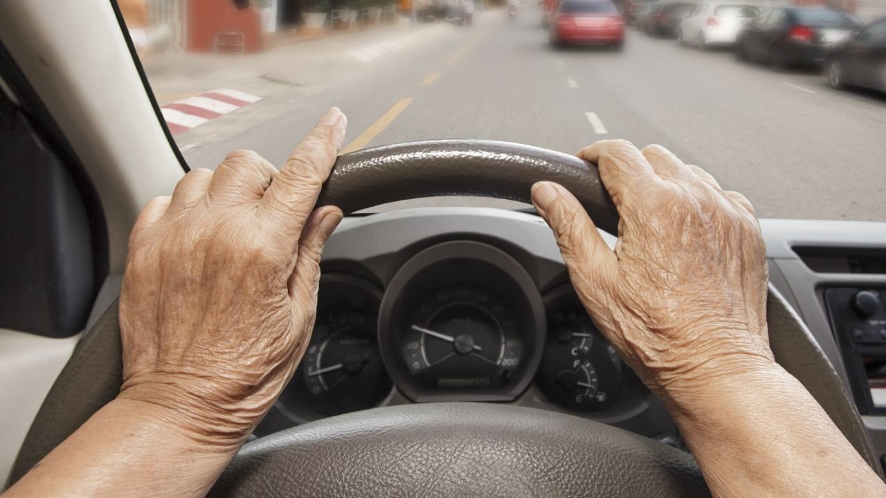 Al volante per circa 50 anni senza patente: multa salata per una donna di 77 anni