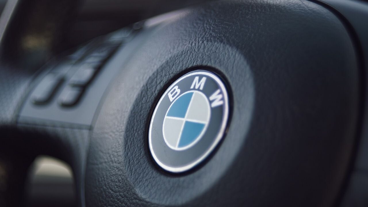 BMW: disposto il richiamo di 232mila auto per rischio incendio