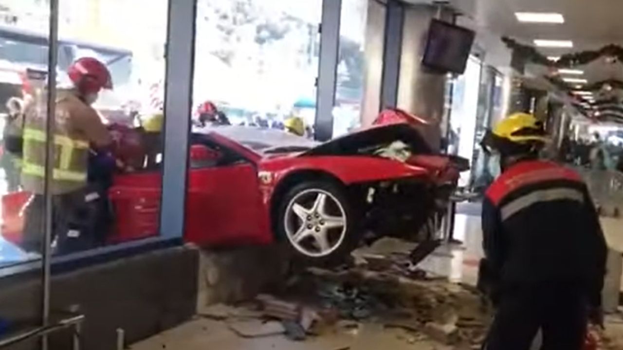 Ferrari schiantata vetrina