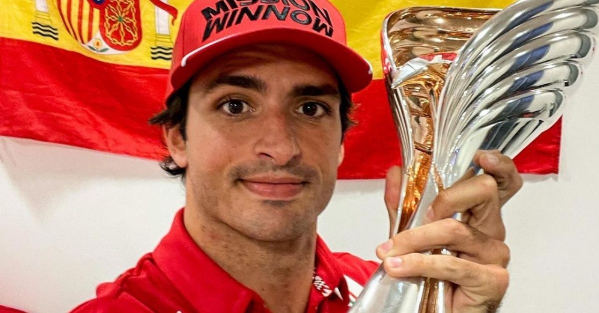 Sainz rinnova il contratto con la Ferrari: l’annuncio è ufficiale