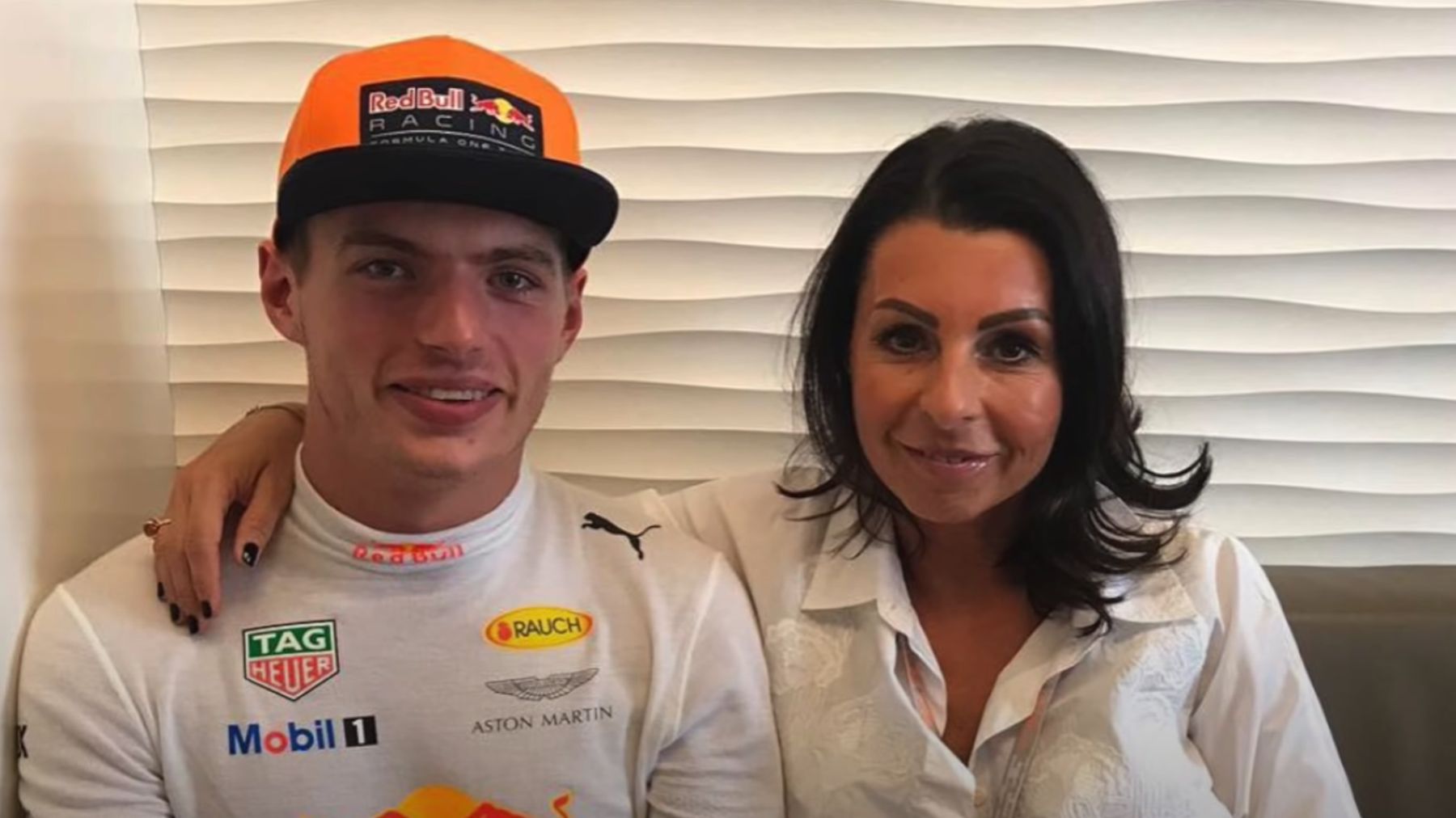 La madre di Verstappen accusa Perez